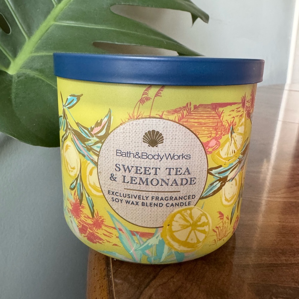 Bath & Body Works Sweet Tea & Lemonade Candle - Yellow and Blue 2025 Pour